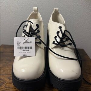 Arizona Harris, Cream color
Size 7.5